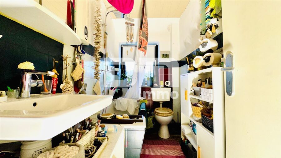 Schönes 1 bis 2 Familienwohnhaus mit großem Garten, Terrasse, Doppelgarage und Herkulesblick - OG / DG Bad / Wanne